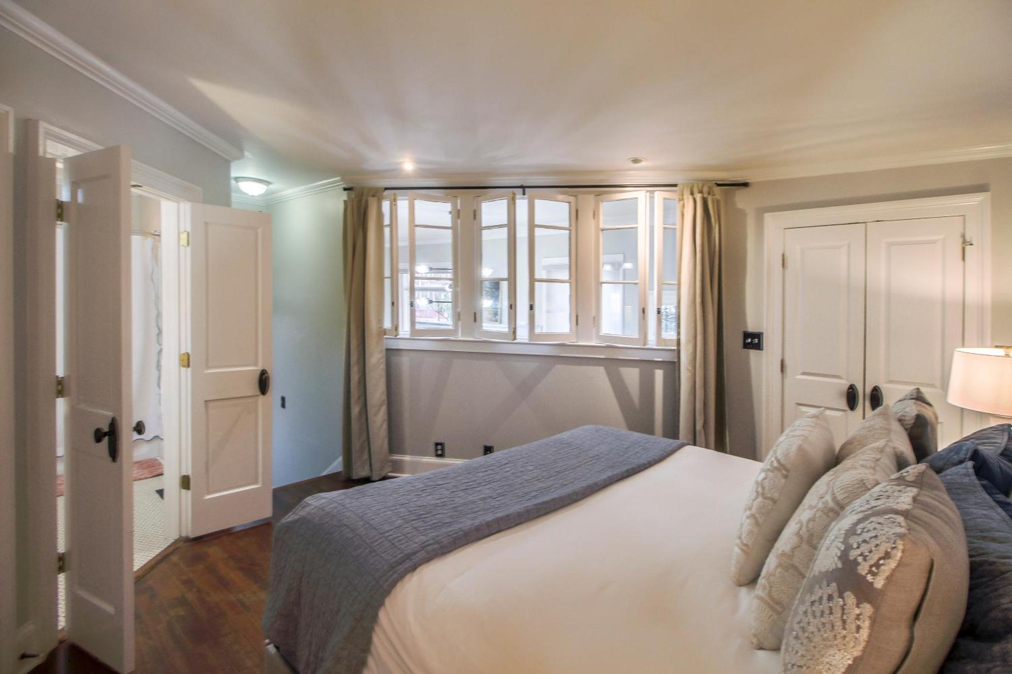 Walk To It All In Downtown, Double King Beds Savannah Bagian luar foto