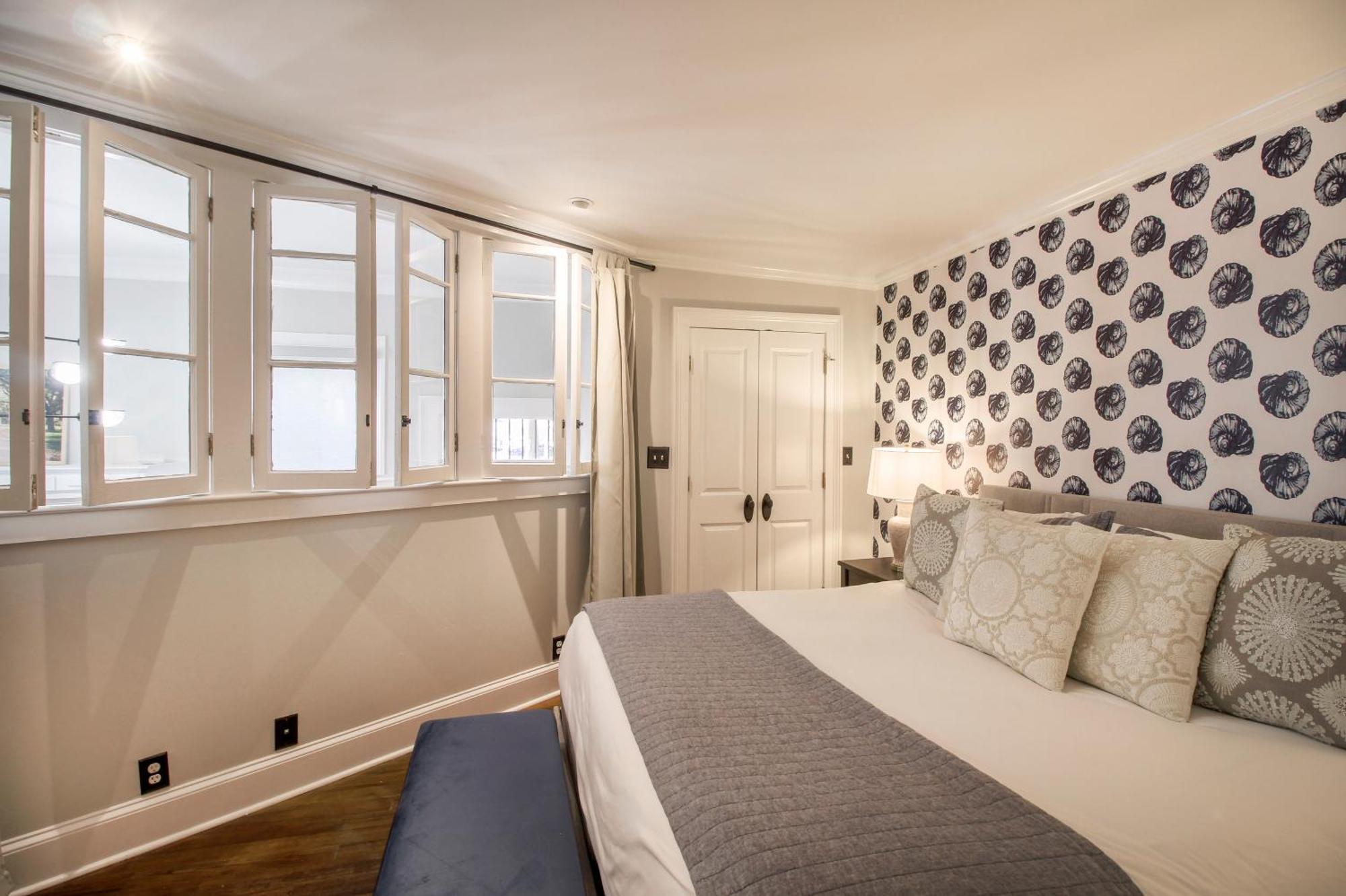 Walk To It All In Downtown, Double King Beds Savannah Bagian luar foto
