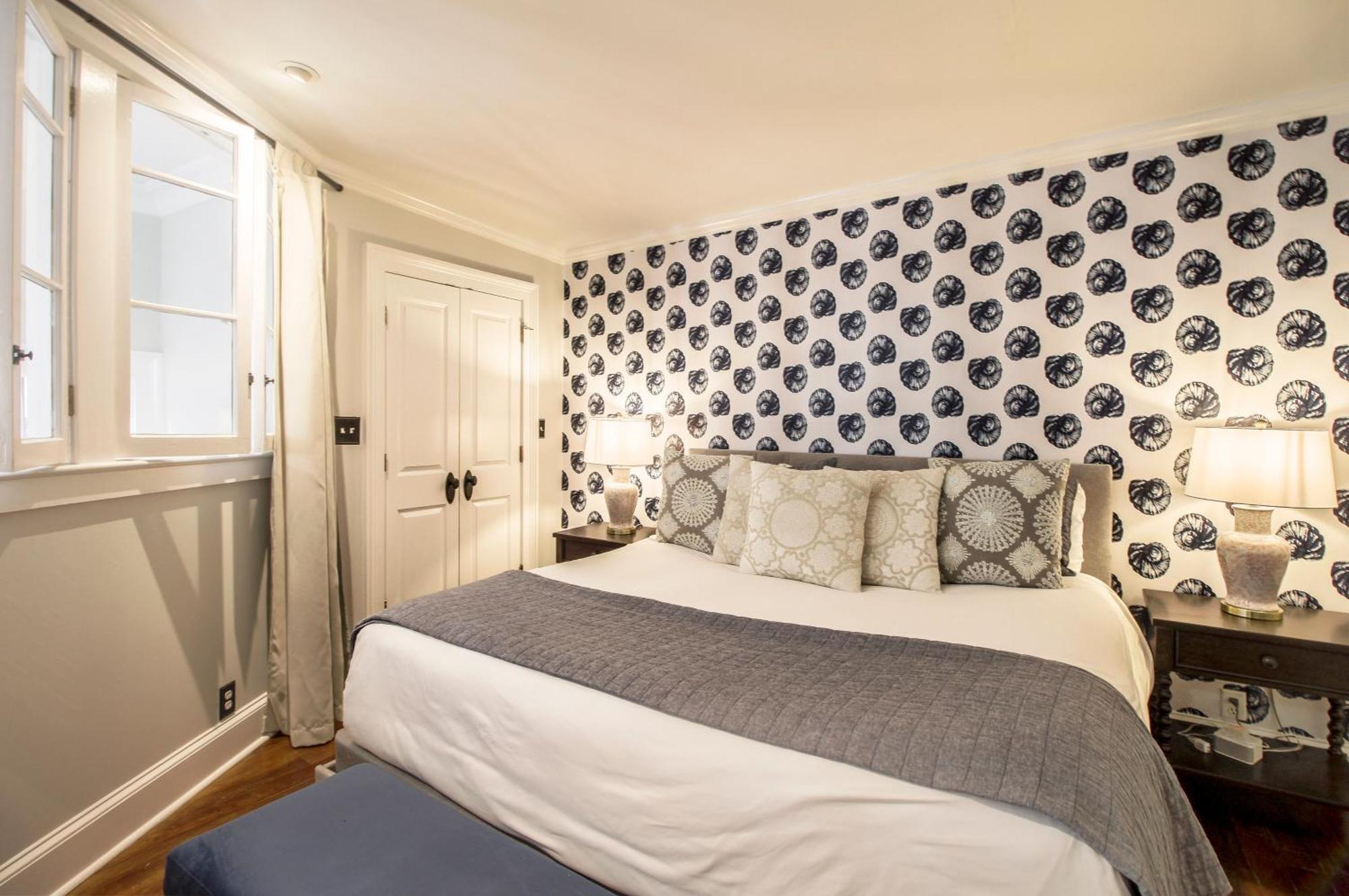 Walk To It All In Downtown, Double King Beds Savannah Bagian luar foto