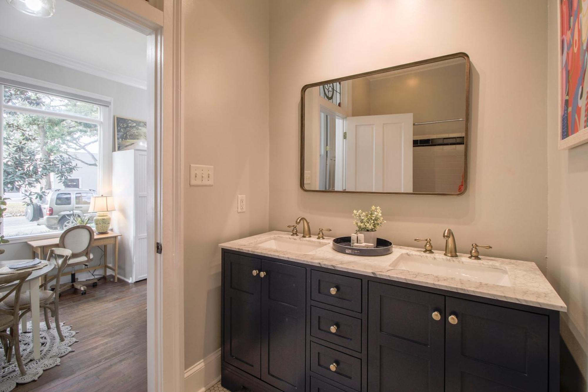 Walk To It All In Downtown, Double King Beds Savannah Bagian luar foto