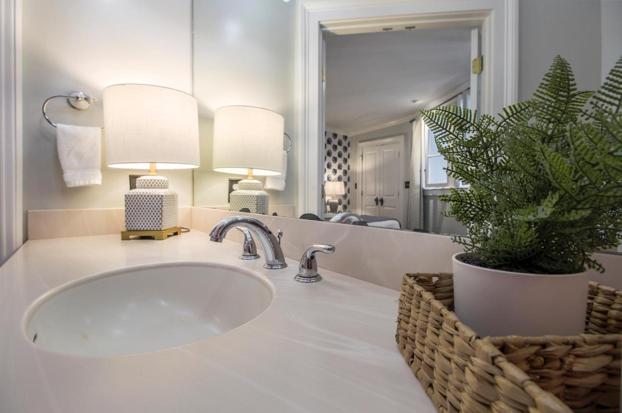 Walk To It All In Downtown, Double King Beds Savannah Bagian luar foto