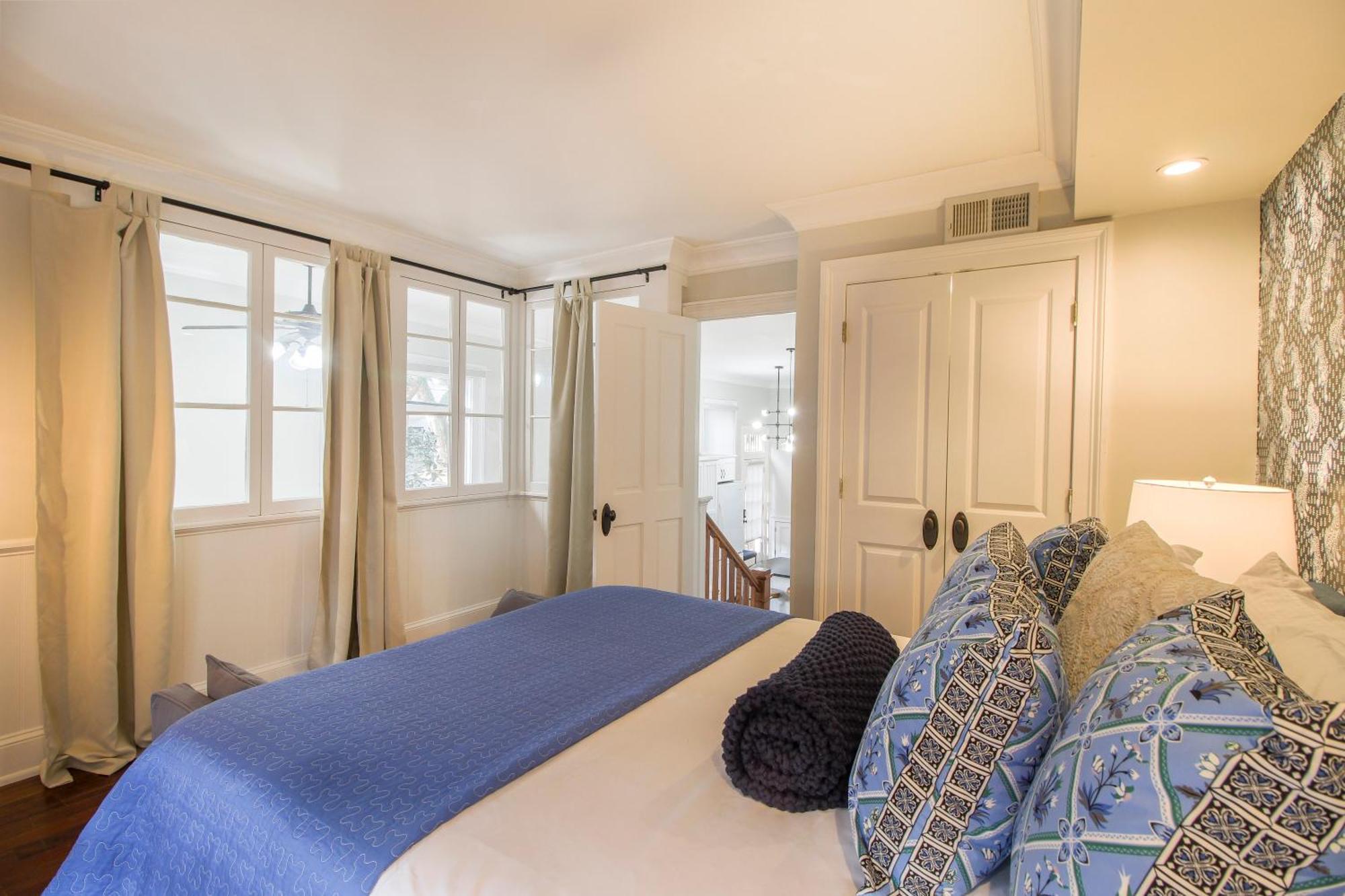 Walk To It All In Downtown, Double King Beds Savannah Bagian luar foto