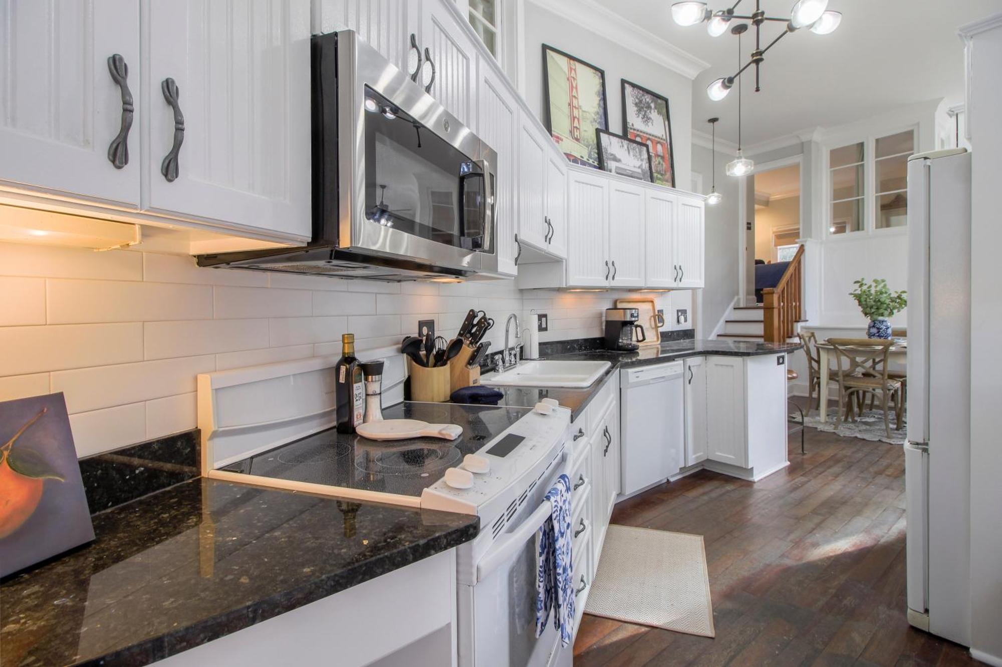 Walk To It All In Downtown, Double King Beds Savannah Bagian luar foto