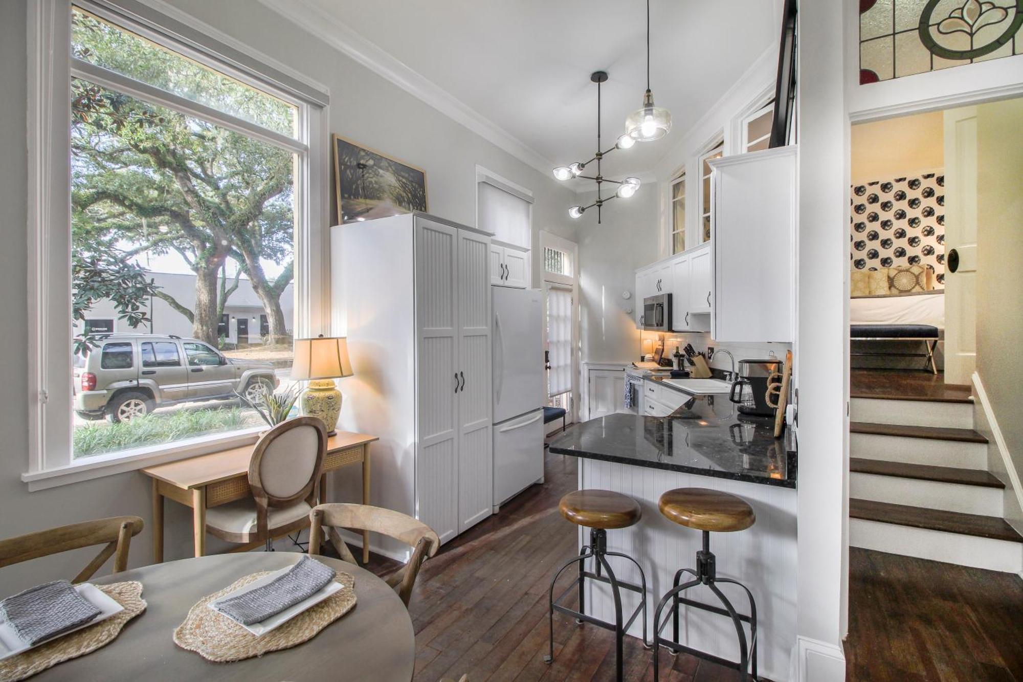 Walk To It All In Downtown, Double King Beds Savannah Bagian luar foto